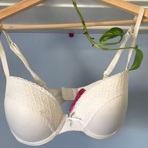 White push-up lace bra